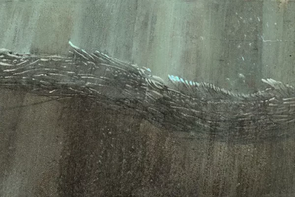 Tableau d'un dragon métallique dans la vase marron éclairé par une lumière verte
